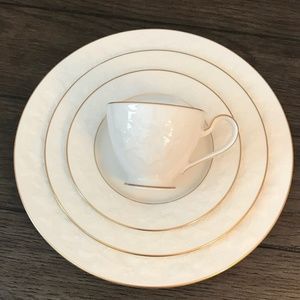 Noritake - Halls of Ivy (Gold Trim) 5 piece place setting for one